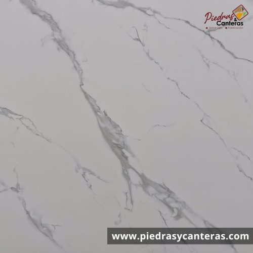 La Piedra Sinterizada es una placa de gran formato la cual se utiliza para hacer cubiertas de cocina, cubiertas de baño, revestimiento en muros y pisos.