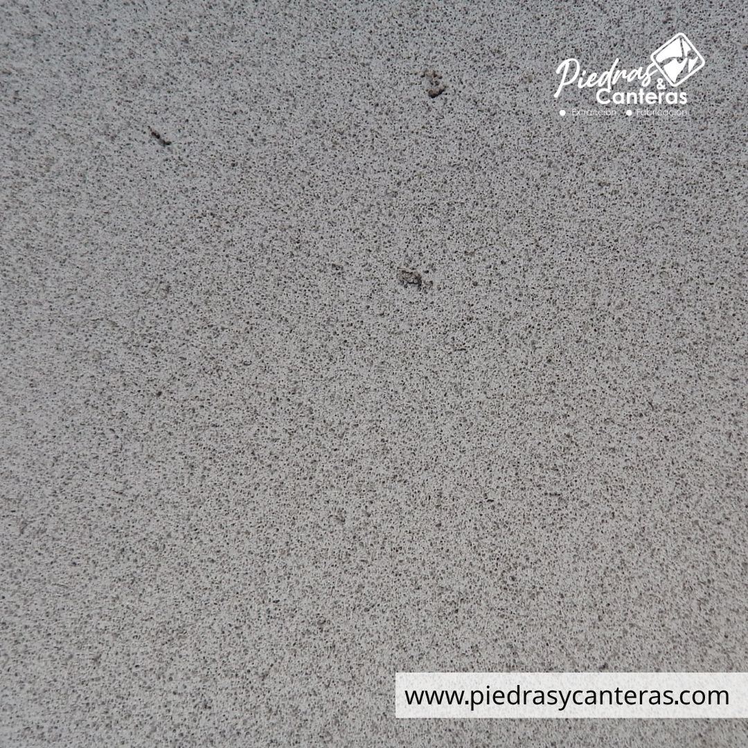 Recinto Negro Laminado es un acabado idea para interiores y exteriores, es una piedra volcánica de alta resistencia para transito vehicular y peatonal.